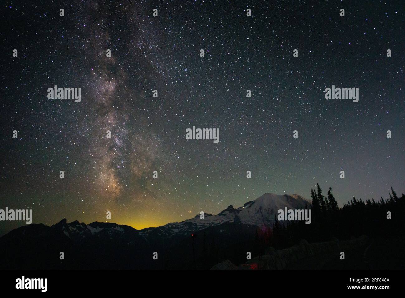 La via Lattea che sorge sul Monte Rainier Foto Stock