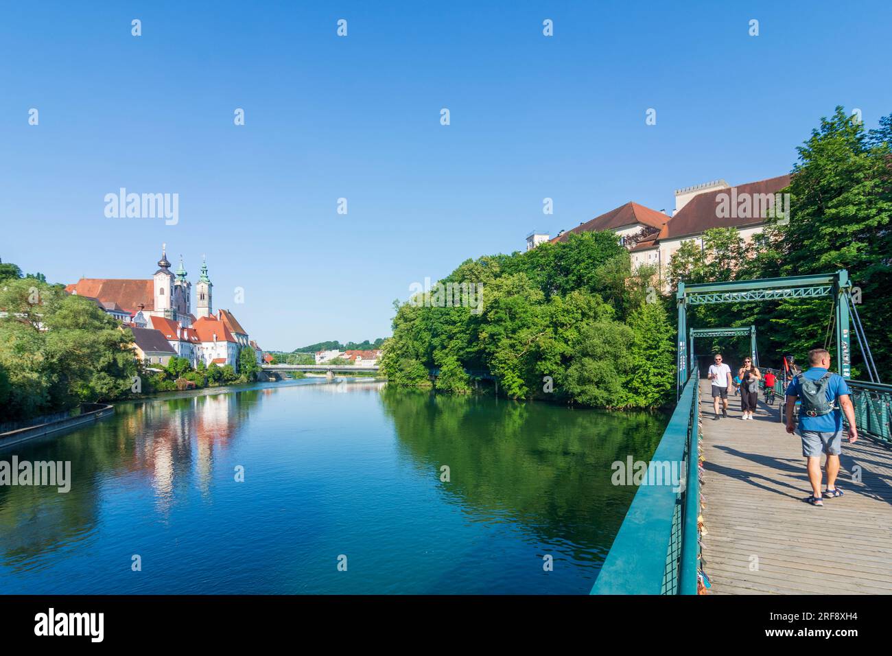 Steyr: casa Bürgerspital, chiesa di San Michele, fiume Steyr, ponte Museumssteg a Steyr, regione del parco nazionale, Oberösterreich, alta Austria, Austr Foto Stock