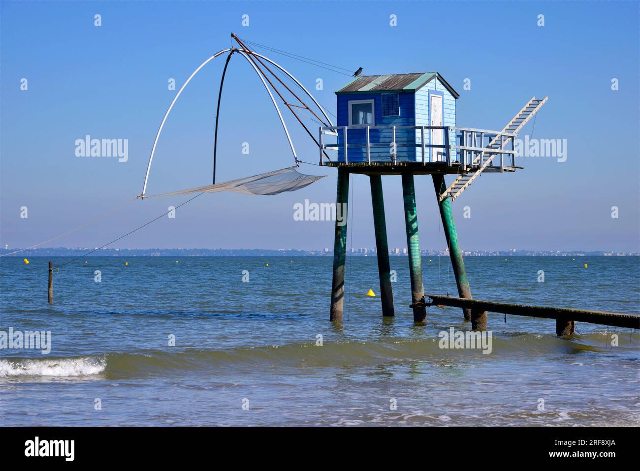 Carrucola di pesca con passerella da Saint-Michel-Chef-Chef durante la bassa marea nella regione Pays de la Loire nella Francia occidentale Foto Stock