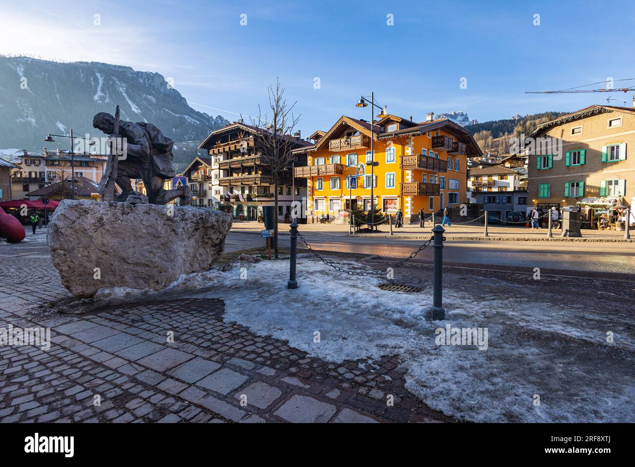 Moena, Italia - 17 febbraio 2023: Nel villaggio di Moena, una comunità in Trentino nel nord Italia. La più grande città della Valle di Fassa i Foto Stock