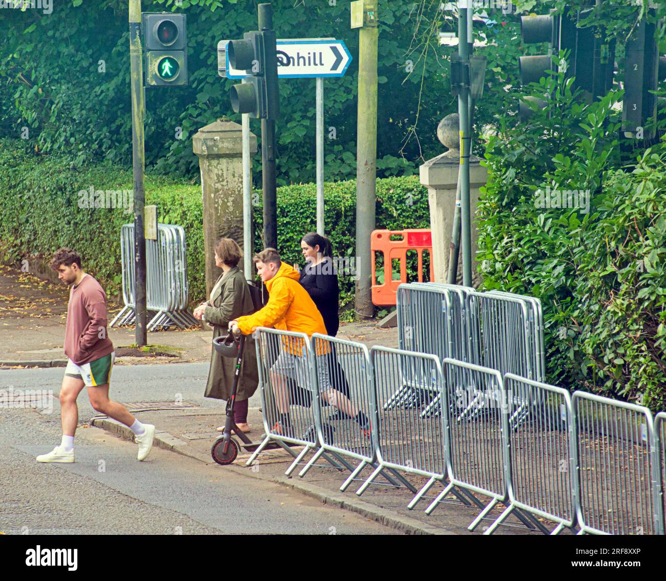 Glasgow, Scozia, Regno Unito 31 luglio 2023. Le barriere sono allineate per la gara su strada uci sul grande rospo occidentale. I cartelli Last Minute UCI sono installati per i campionati del mondo nelle strade della città e incanalano la folla per il controllo dei bagagli con traffico e barriere Credit Gerard Ferry/Alamy Live News Foto Stock