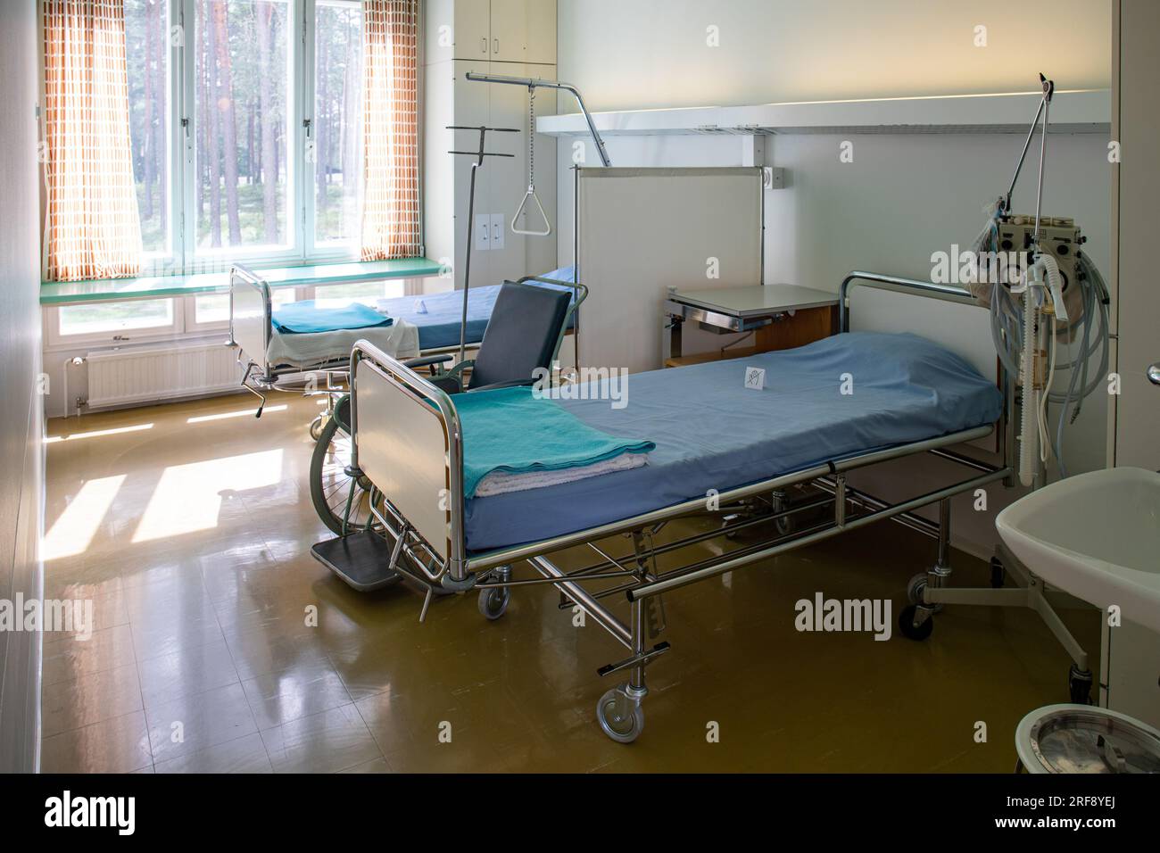 Ricostruzione della stanza dei pazienti con letti ospedalieri presso il sanatorio di Paimio, ex ospedale per tubercolosi progettato da Aino e Alvar Aalto, a Paimio, Finlandia Foto Stock