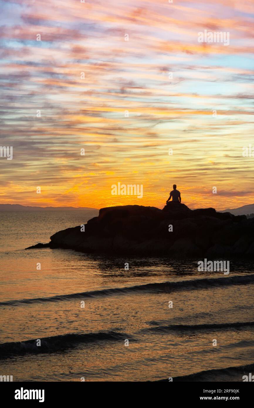 L'uomo guarda all'orizzonte e riflette sul cambiamento climatico Foto Stock