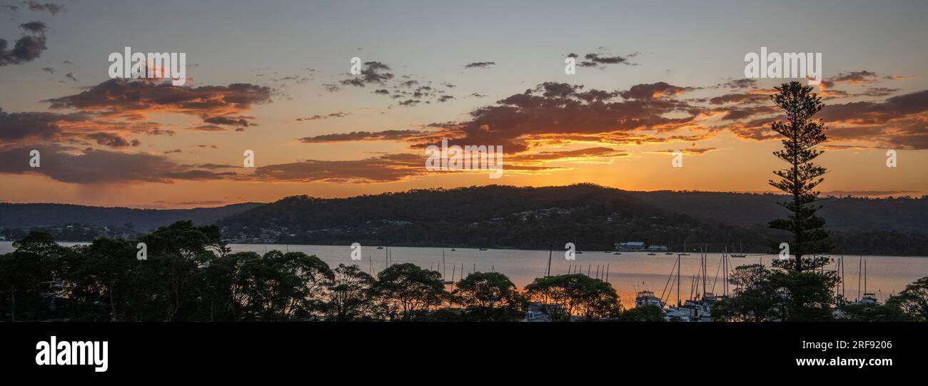 Vista panoramica del tramonto sulla Brisbane Water Central Coast NSW Australia Foto Stock