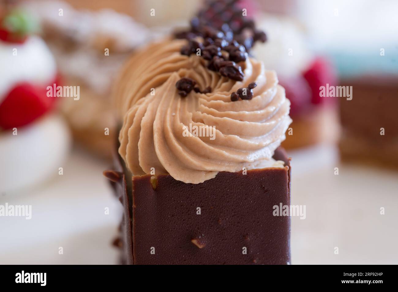 Torta con crema di caffè individuale, pasticceria francese Foto Stock