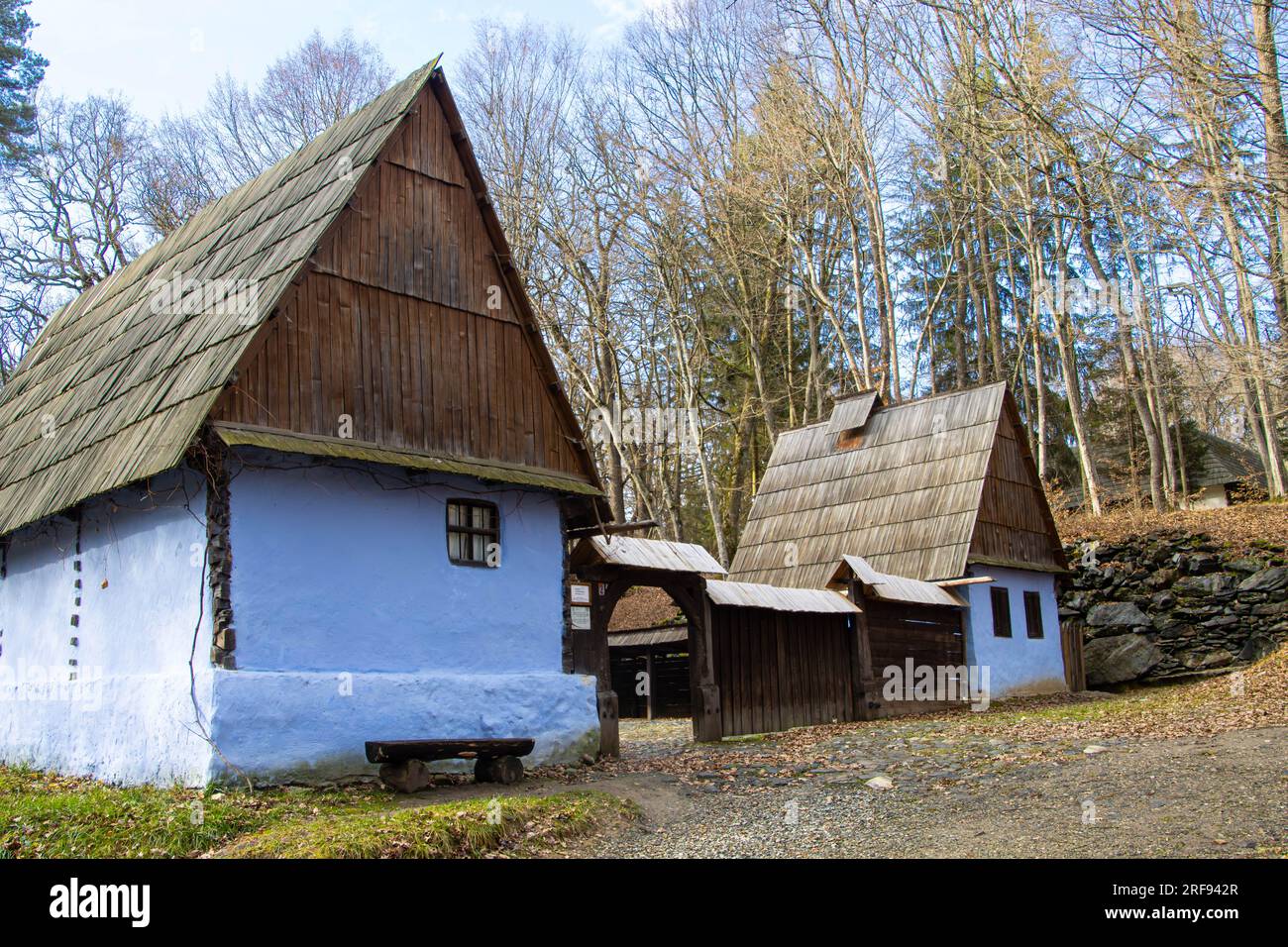 Case tradizionali al Museo Astra, la più importante istituzione etno-museo in Romania. Foto Stock