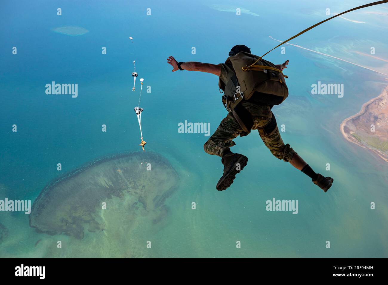 STATI UNITI Il personale dell'Air Force saltò sul retro di un HC-130J Combat King II sopra Gibuti, il 9 maggio 2023. STATI UNITI Foto dell'Air Force del sergente dello staff Aaron Irvin Foto Stock