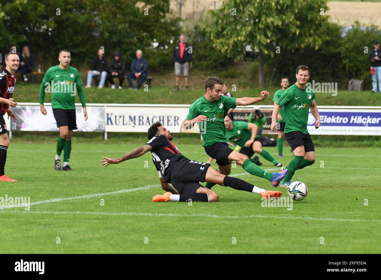 Deutschland ,Forst, Sportgelände Forst - 1 agosto 2023 - Fussball, 1° turno Toto Pokal - TSV Forst (Bezirksliga) vs. TSV Aubstadt (Regionalliga Bayern) immagine: (FLTR) Michael Dellinger (Aubstadt, 19), Stefan Bickel (Forst, 13) Foto Stock