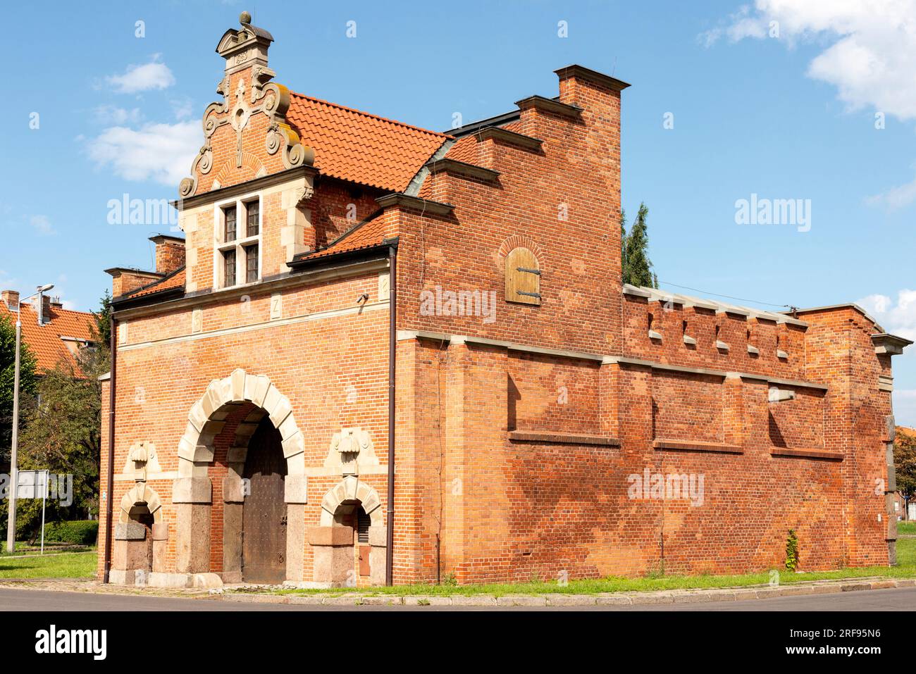 Brama Zulawska la porta lunga del giardino o la porta di Zulawska o la porta storica della città di Langgarter Tor a Danzica, Polonia, Europa, UE Foto Stock