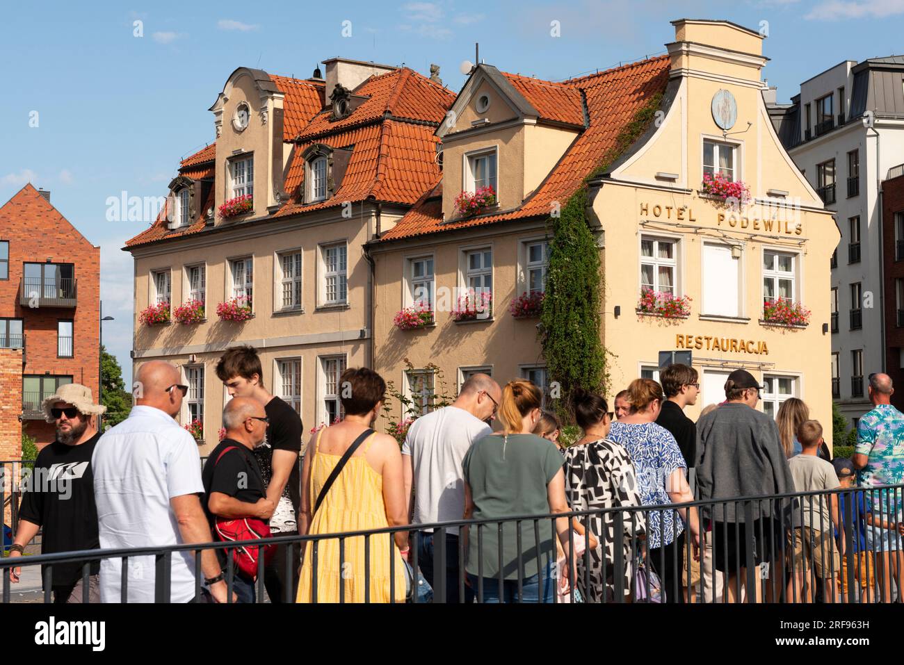 Turisti sul ponte Kamienarski vicino all'hotel boutique a cinque stelle Podewils nel centro storico di Danzica, Polonia, Europa, UE Foto Stock