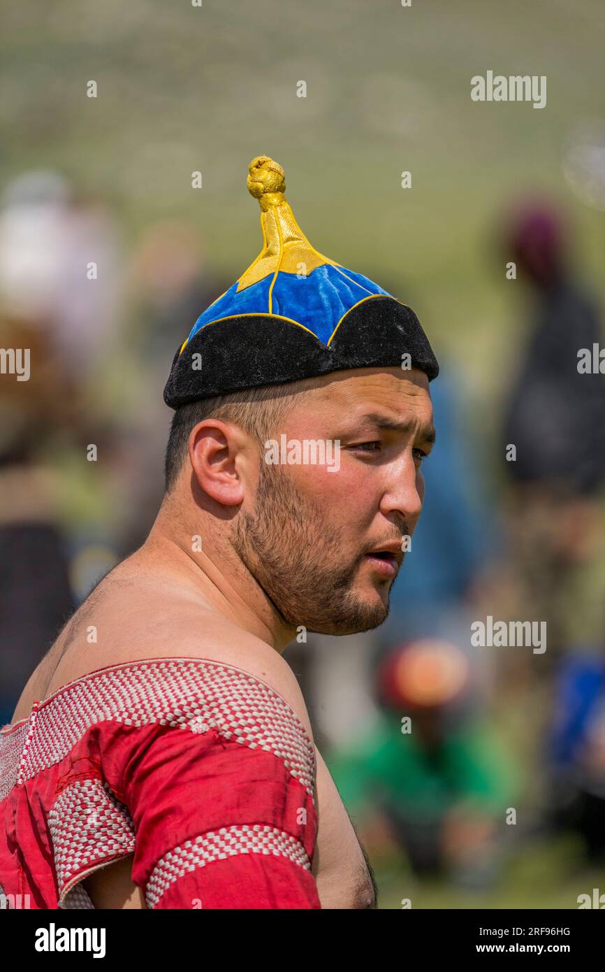 Ritratto di un lottatore mongolo in un festival locale di Naadam nella valle del fiume Sagsai, una valle remota nelle montagne Altai (montagne Altay) vicino Foto Stock