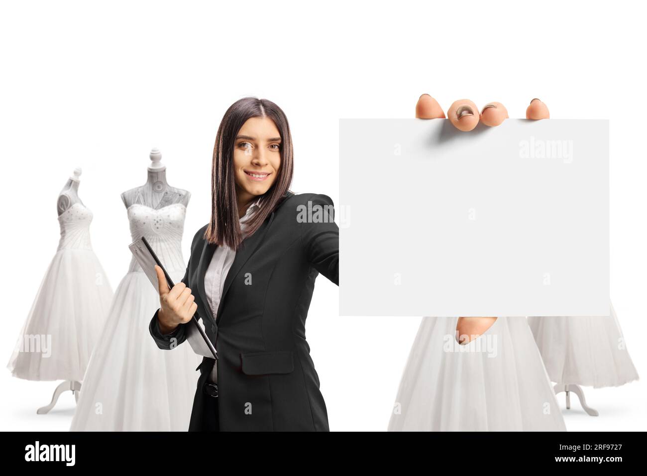 Donna d'affari che mostra una carta bianca in un negozio di abiti da sposa isolato su sfondo bianco Foto Stock