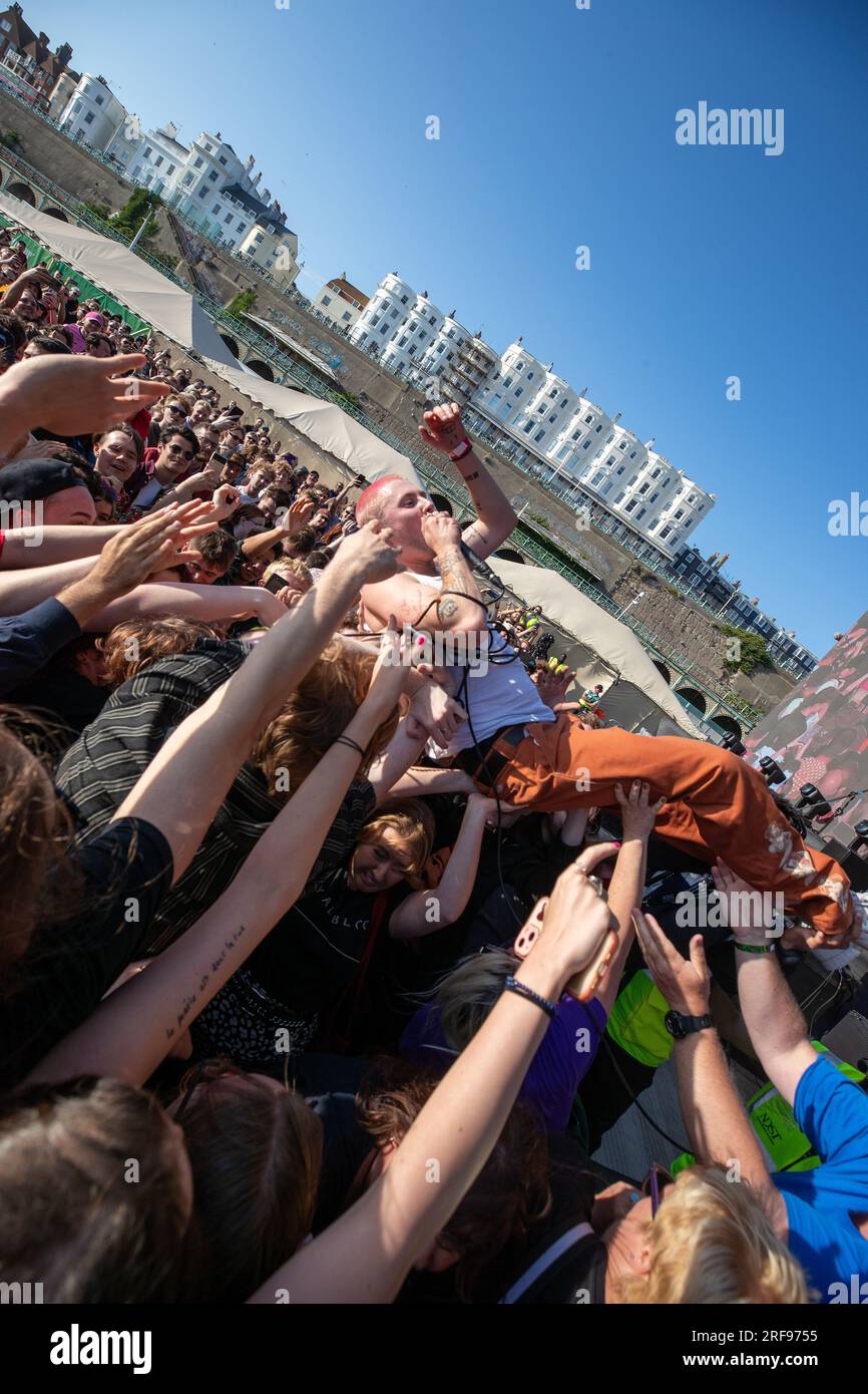 Brighton, Regno Unito. Sabato 29 luglio 2023. Sam Matlock di Wargasm che sostiene Royal Blood at on the Beach a Brighton Madeira Drive © Jason Richardson / al Foto Stock