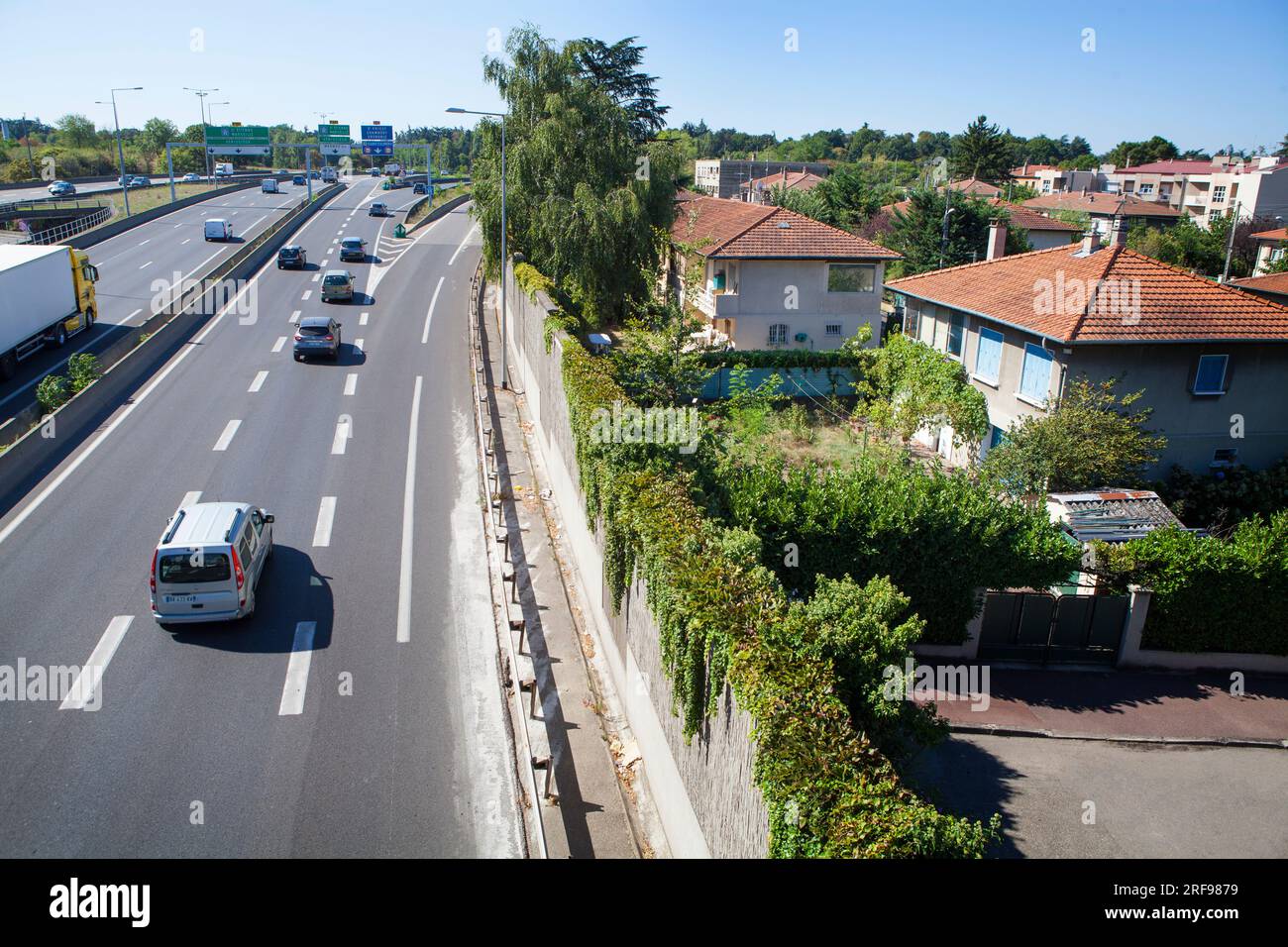 Abitazioni residenziali ai margini di una tangenziale o di un'autostrada. Foto Stock