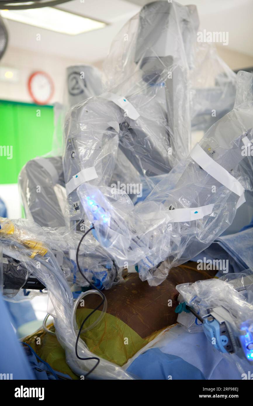 Reparto di urologia di un ospedale che esegue prostatectomie utilizzando un chirurgo robotico. Foto Stock