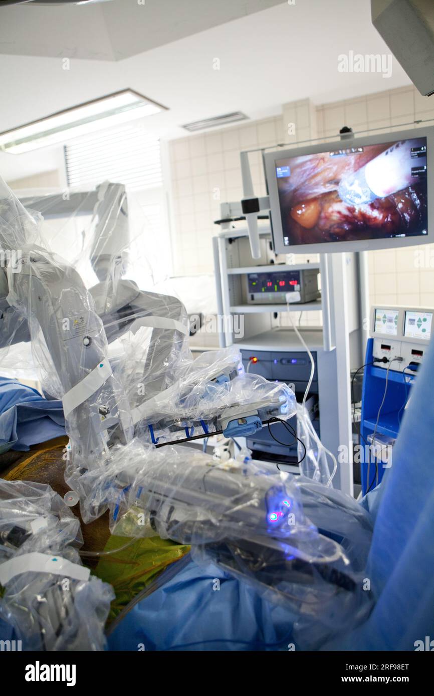 Reparto di urologia di un ospedale che esegue prostatectomie utilizzando un chirurgo robotico. Foto Stock