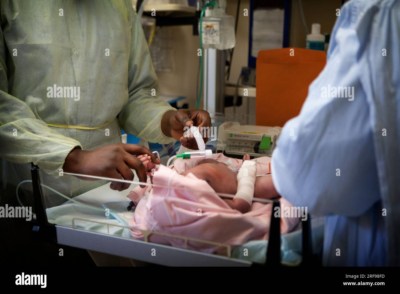 Le emergenze pediatriche intervengono in un ospedale per un neonato che ha difficoltà respiratorie. Foto Stock