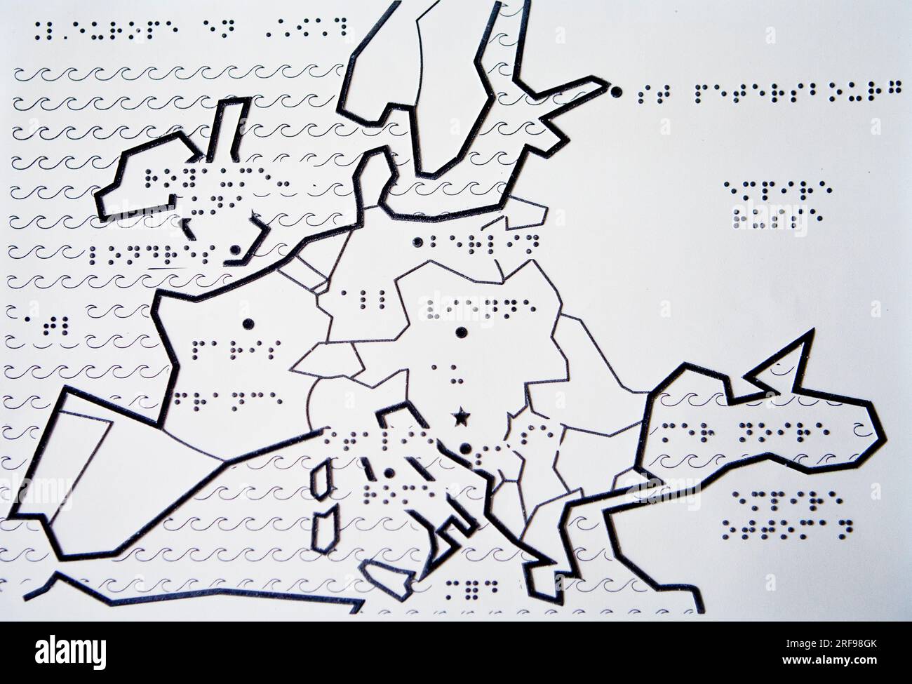 Mappa europea disponibile in Braille (sistema di scrittura tattile rialzato) per non vedenti o non vedenti. Foto Stock