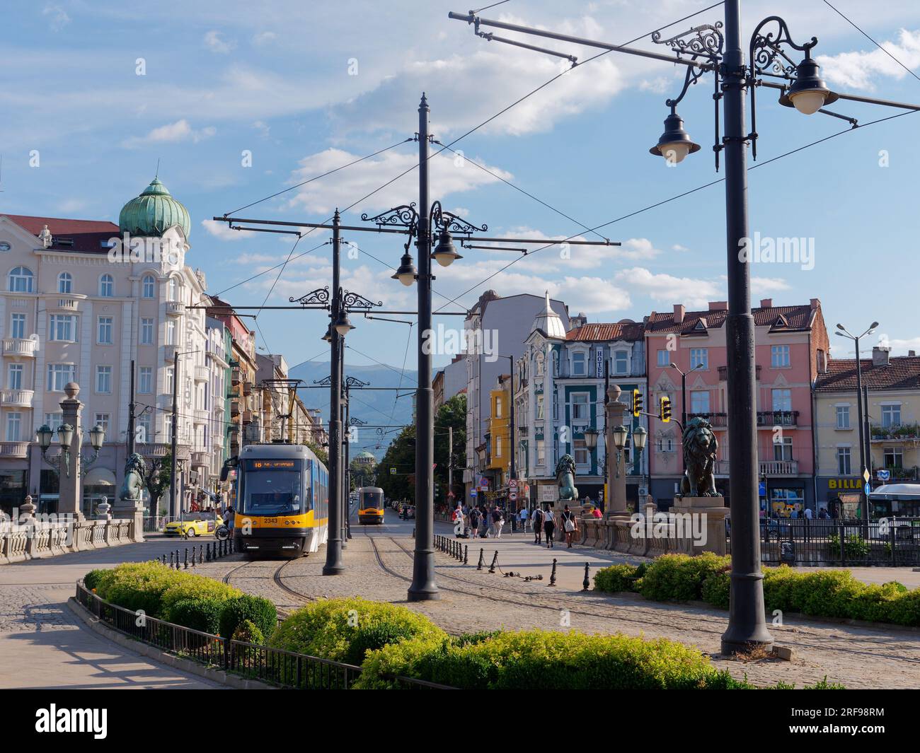 Tram sul Ponte dei Leoni con Boulevard Knyaginya Maria-Luiza, Moschea Banya Bashi e colline alle spalle. Città di Sofia, Bulgaria. 1 agosto 2023. Foto Stock
