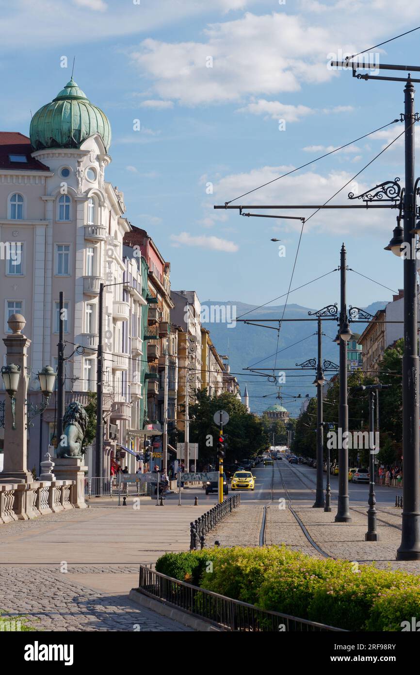 Ponte dei leoni con Boulevard Knyaginya Maria-Luiza, Moschea Banya Bashi e colline alle spalle. Città di Sofia, Bulgaria. 1 agosto 2023. Foto Stock
