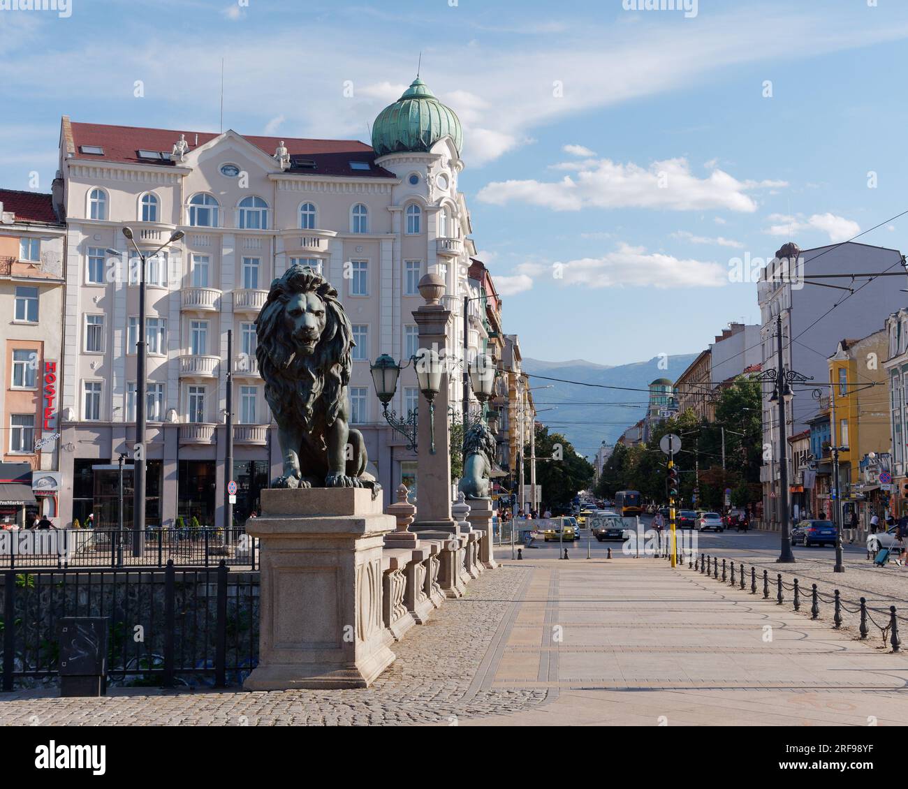 Ponte dei leoni con Boulevard Knyaginya Maria-Luiza dietro e colline sullo sfondo. Città di Sofia, Bulgaria. 1 agosto 2023. Foto Stock