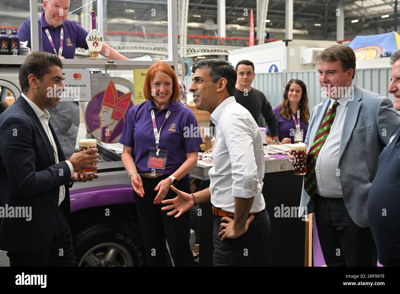 1 agosto 2023. Londra, Regno Unito. Foto di Ray Tang. Il primo ministro britannico Rishi Sunak visita il Great British Beer Festival che si tiene a Olympia il giorno in cui i prezzi delle imposte sugli alcolici aumentano oggi. Il Great British Beer Festival è uno degli eventi annuali più grandi, emozionanti e famosi nel mondo della birra e del sidro, che risale al 1977. Organizzato dalla Campaign for Real Ale (CAMRA) e gestito da 1000 volontari amanti della birra, porta centinaia di birre britanniche, birre internazionali e sidri reali e preoccupazioni sotto l'iconico tetto di Olympia London. Foto Stock