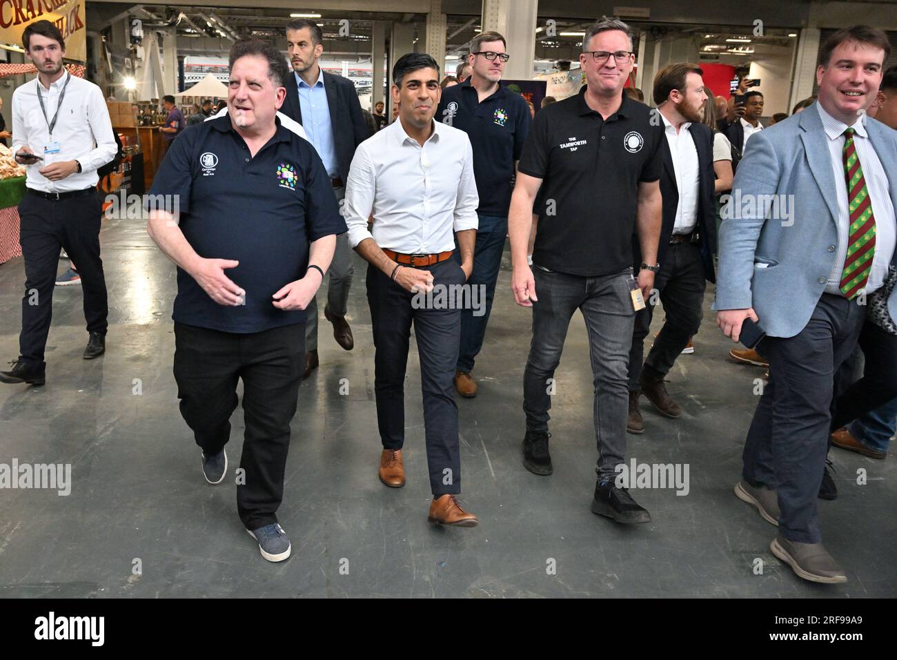 1 agosto 2023. Londra, Regno Unito. Foto di Ray Tang. Il primo ministro britannico Rishi Sunak visita il Great British Beer Festival che si tiene a Olympia il giorno in cui i prezzi delle imposte sugli alcolici aumentano oggi. Il Great British Beer Festival è uno degli eventi annuali più grandi, emozionanti e famosi nel mondo della birra e del sidro, che risale al 1977. Organizzato dalla Campaign for Real Ale (CAMRA) e gestito da 1000 volontari amanti della birra, porta centinaia di birre britanniche, birre internazionali e sidri reali e preoccupazioni sotto l'iconico tetto di Olympia London. Foto Stock