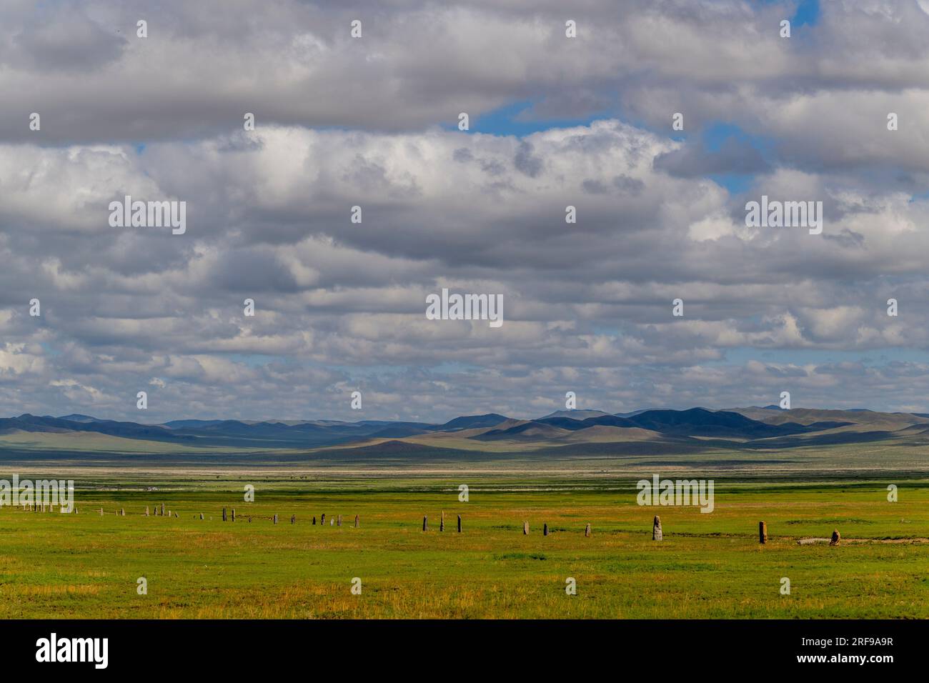 Il complesso Ungut, un complesso di monumenti turklik costituito da pietre dell'uomo e numerose tombe dei secoli 6-8th DC, nel Parco Nazionale di Hustain Nuruu, Foto Stock