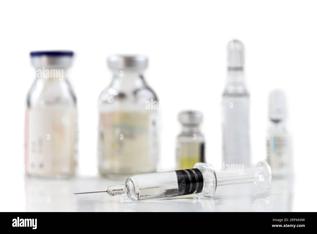 Fiale e siringa per l'iniezione del vaccino. Foto Stock
