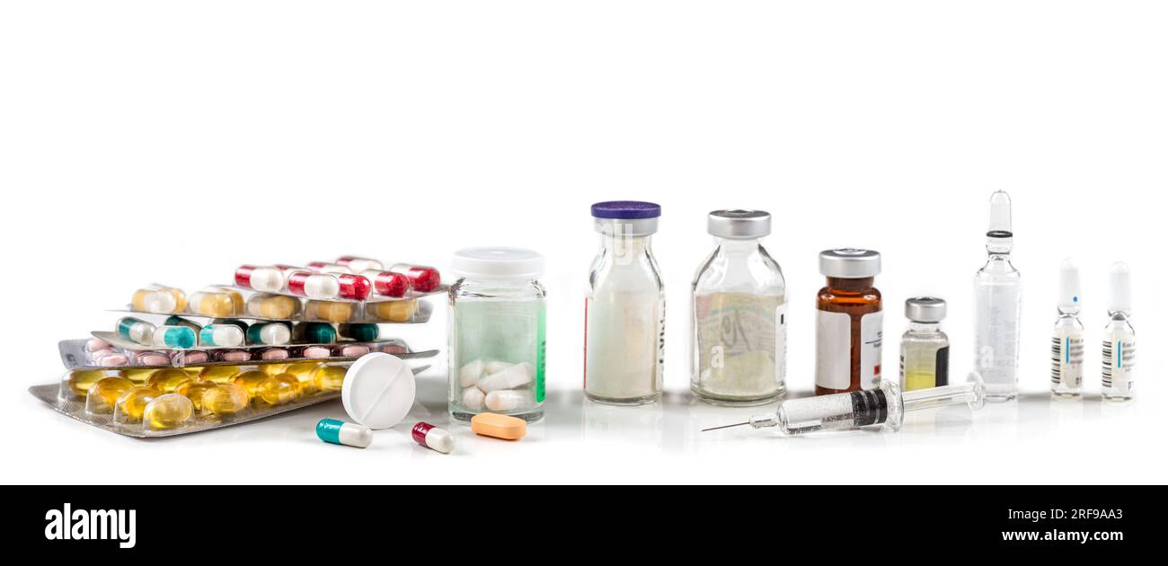 Assortimento di pillole, compresse e capsule, siringa con vaccino. Foto Stock