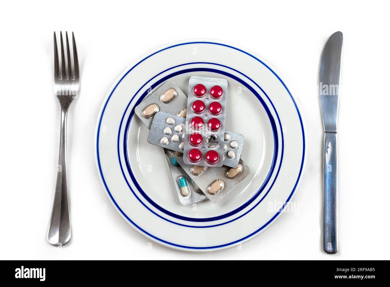 Medicine in un piatto su sfondo bianco. Foto Stock