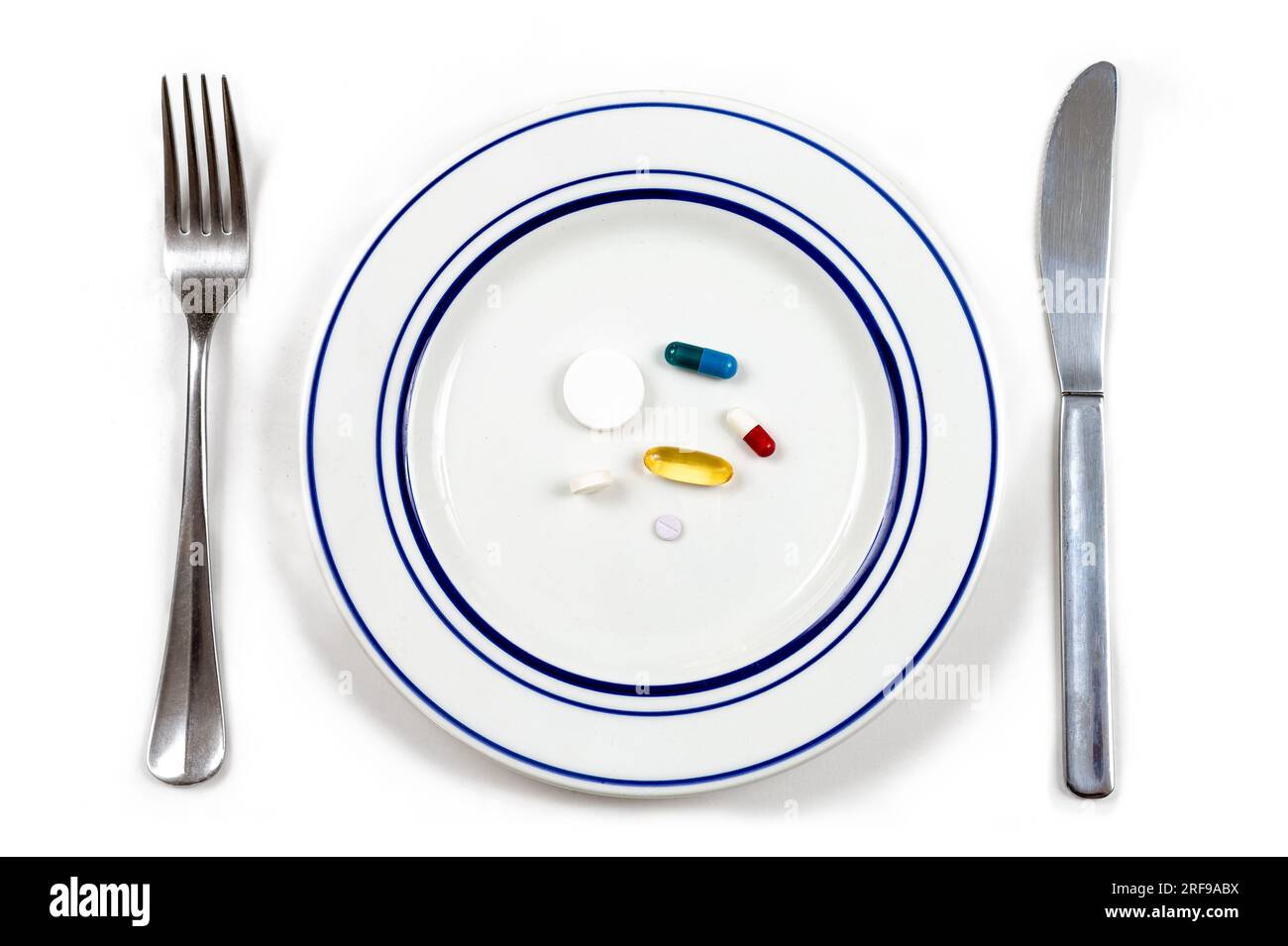 Medicine in un piatto su sfondo bianco. Foto Stock