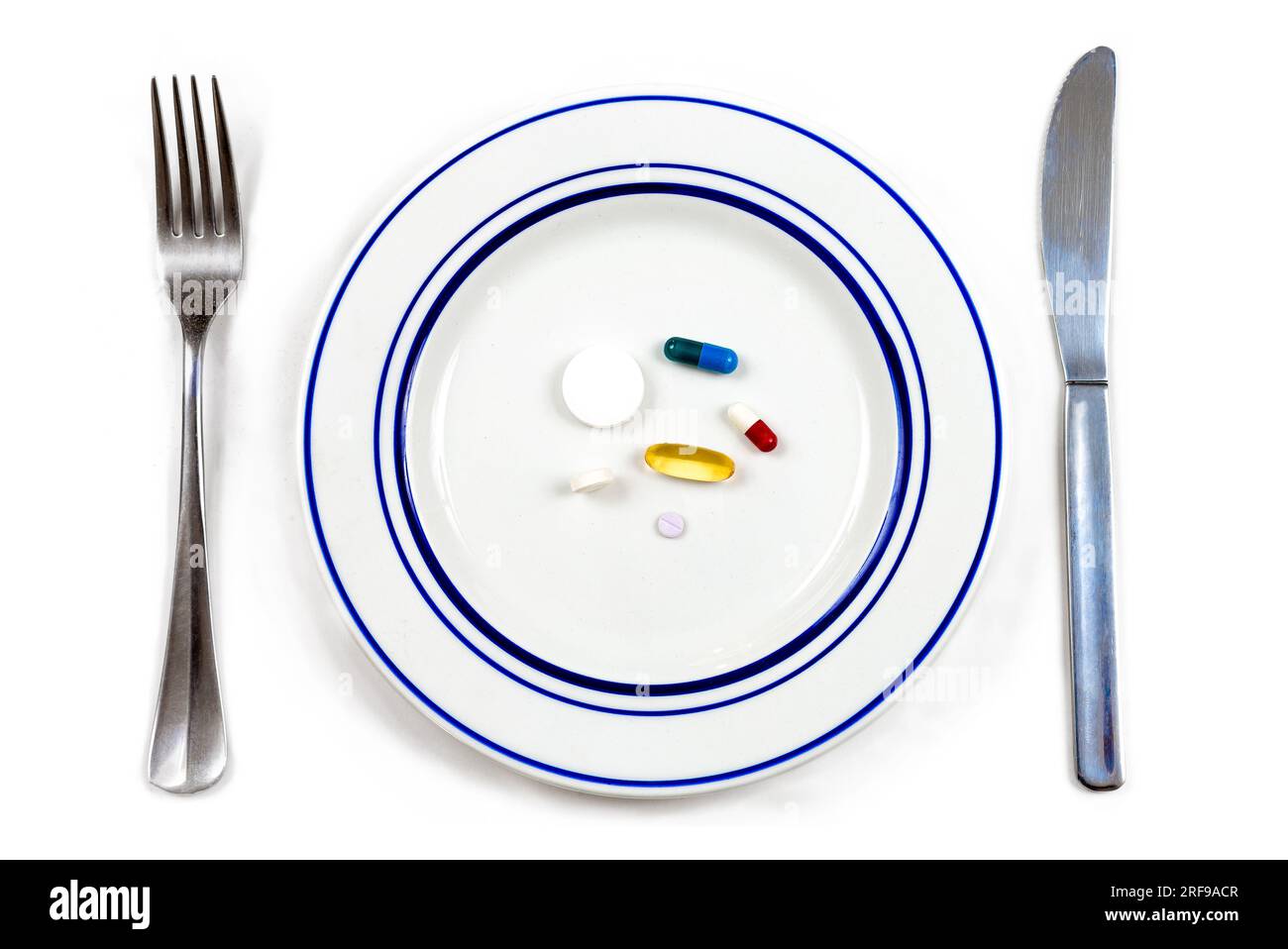 Medicine in un piatto su sfondo bianco. Foto Stock