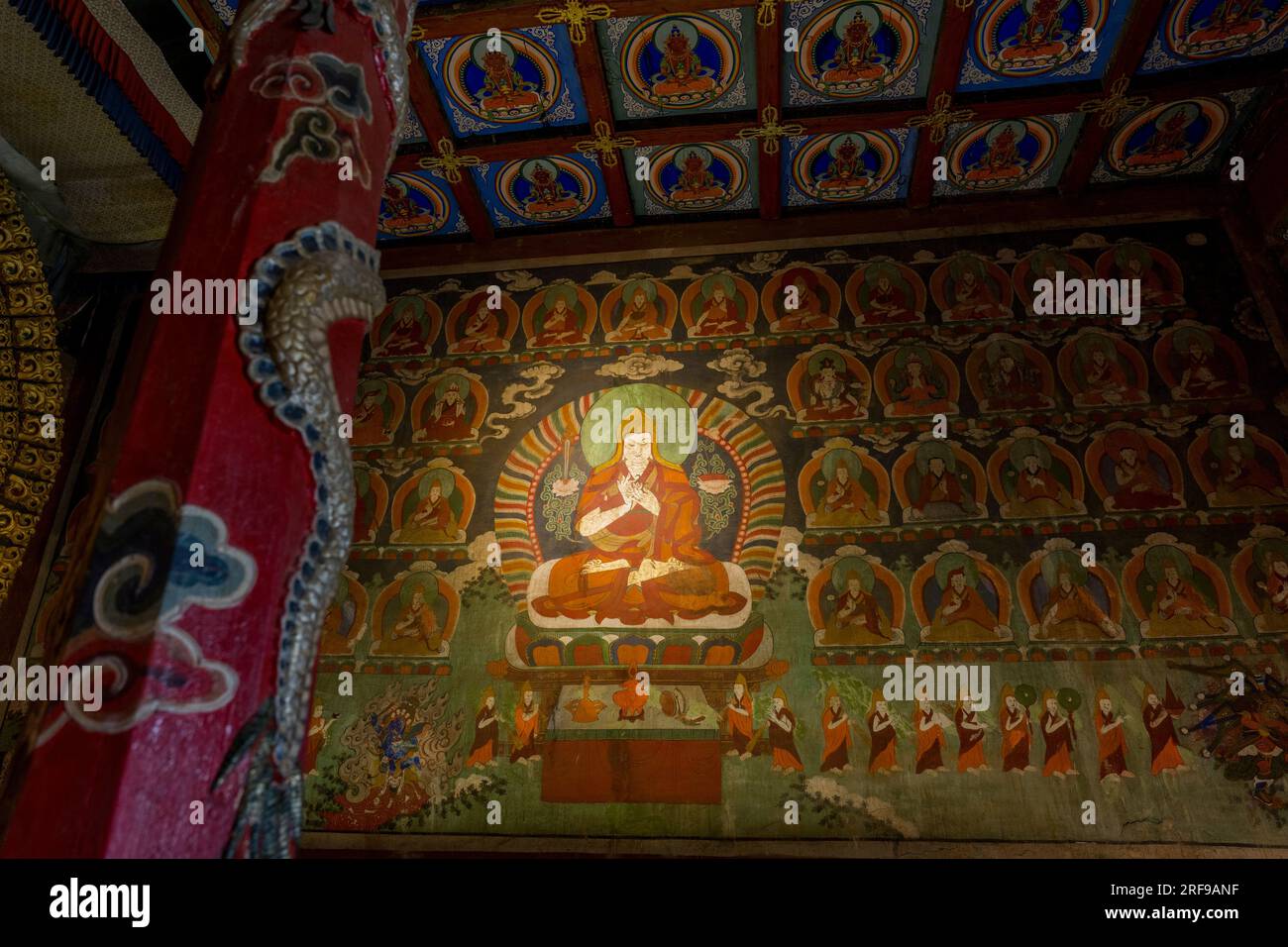 Murales all'interno del tempio di Zuu, parte del complesso del monastero di Erdene Zuu a Kharakhorum, Mongolia, il più grande monastero della Mongolia (patrimonio mondiale dell'UNESCO) Foto Stock