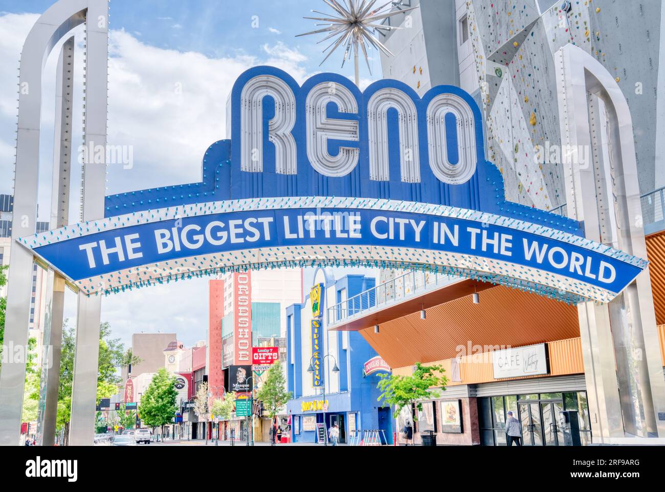 Reno, NV - 24 maggio 2023: Famoso segno di Reno che attraversa Virginia Street accogliere i visitatori quando entrano in città. Foto Stock