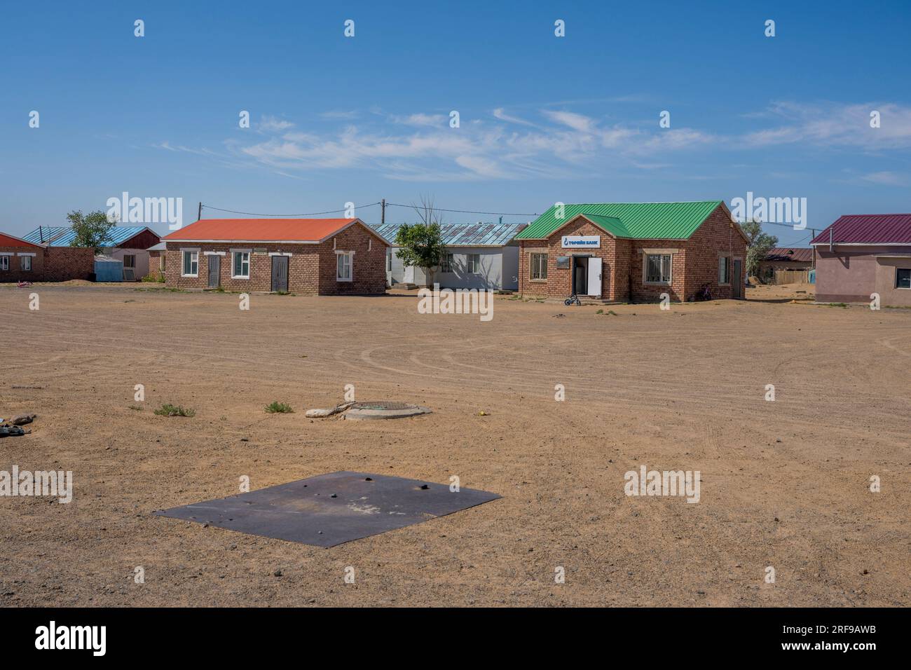 Una scena di strada a Bulgan Sum, un insediamento nel deserto del Gobi, che è la più grande regione desertica dell'Asia e copre parti del nord e del nord-ovest Foto Stock