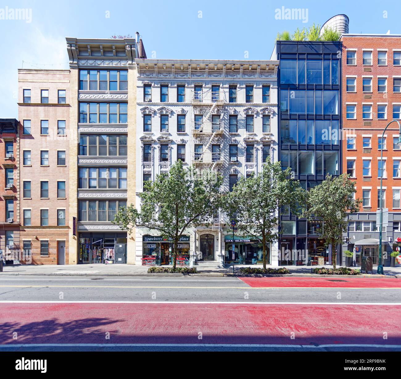 West Village: 340-348 West 14th Street, un mix di vecchi e nuovi appartamenti in mattoni e vetro alla periferia settentrionale del West Village. Foto Stock