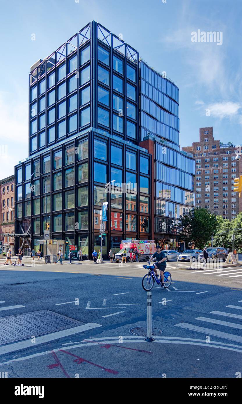 West Village: 76 Eighth Avenue/256 West 14th Street è un nuovo grattacielo commerciale appena fuori dal Greenwich Village Historic District. Foto Stock