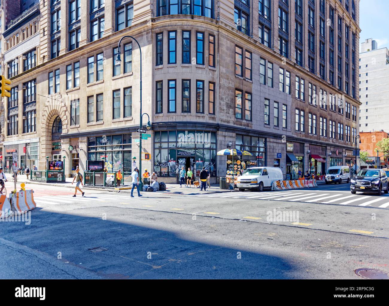 West Village: The Greenwich, un ex grande magazzino in mattoni e pietra convertito in appartamenti condominiali con negozi al livello della strada. Foto Stock