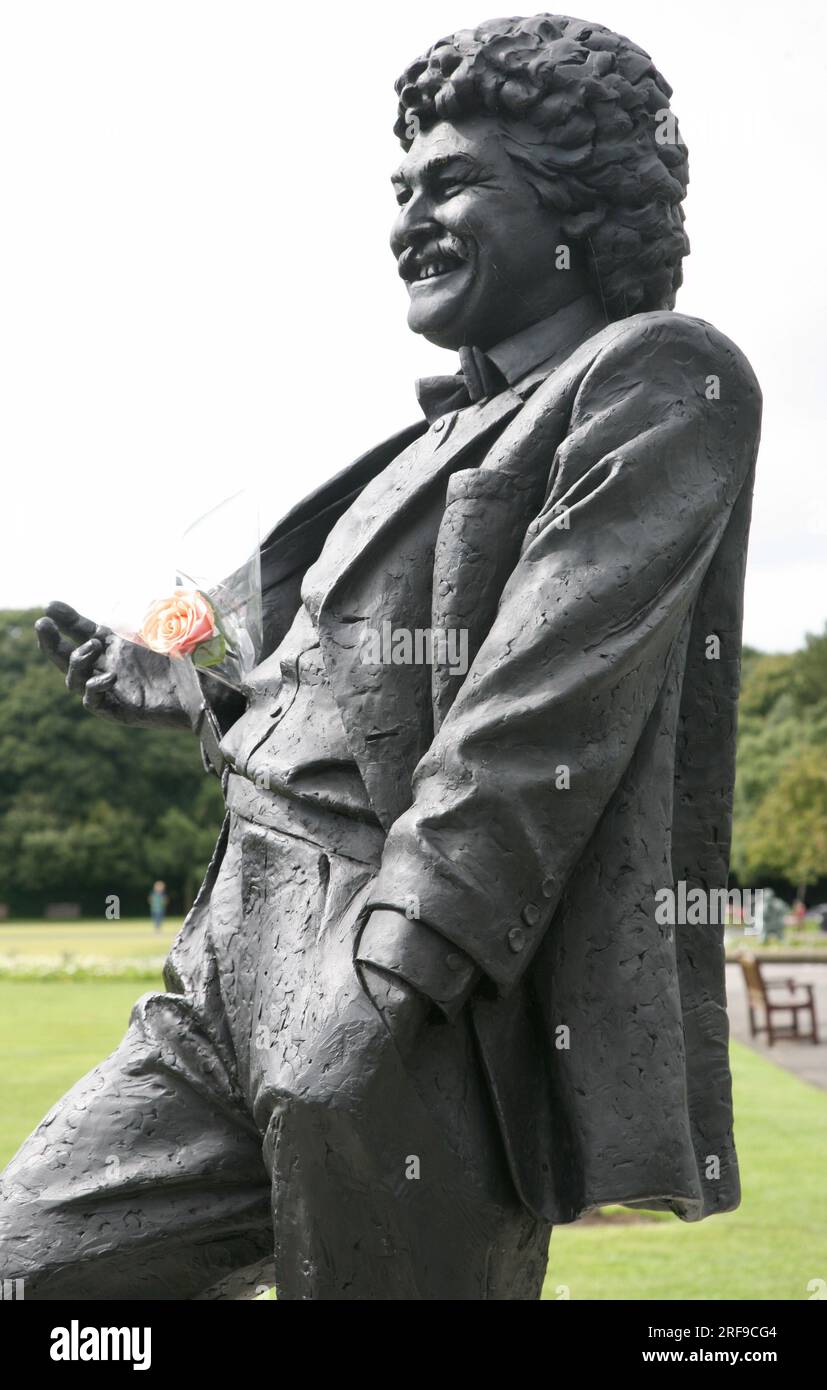 Una vista ravvicinata della statua di Bobby Ball a Lowther Gardens, Lytham St Annes, Lancashire, Regno Unito, Europa Foto Stock