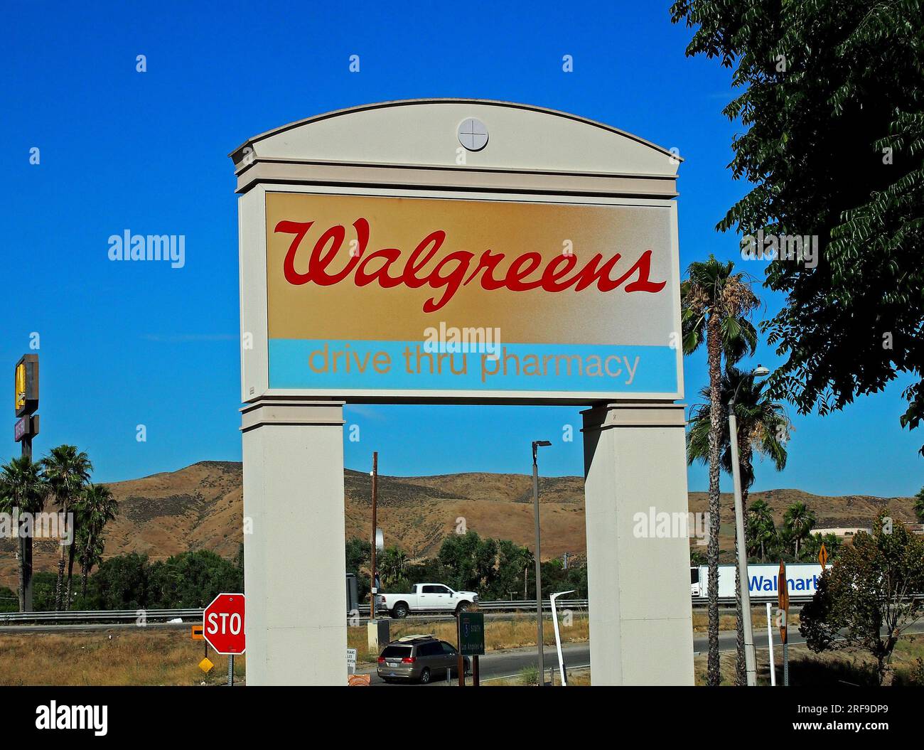 Walgreen's Drive attraverso l'indicazione Pharmacy lungo l'interstate 5 in California Foto Stock