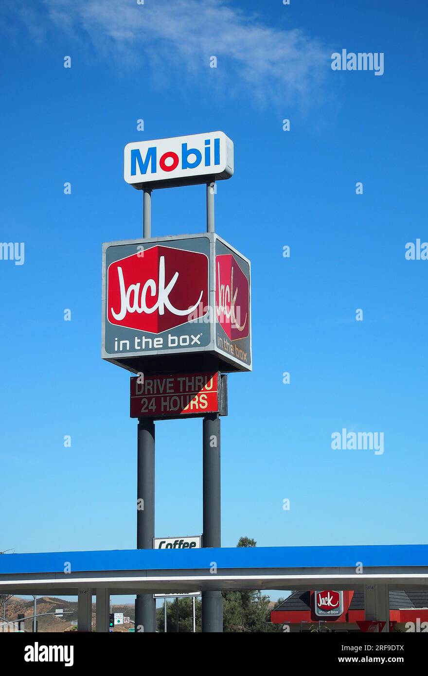 Il ristorante fast food Jack in the Box e le indicazioni per il distributore di benzina Mobil lungo una superstrada in California Foto Stock