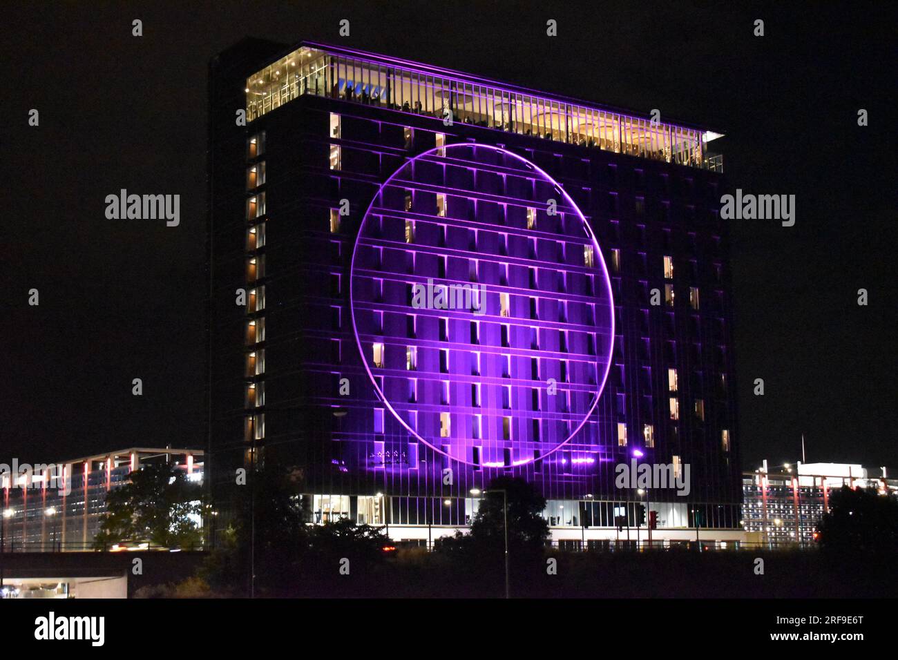 Hotel la Tour a Central Milton Keynes illuminato di viola in onore del Festival Internazionale di Milton Keynes. Foto Stock