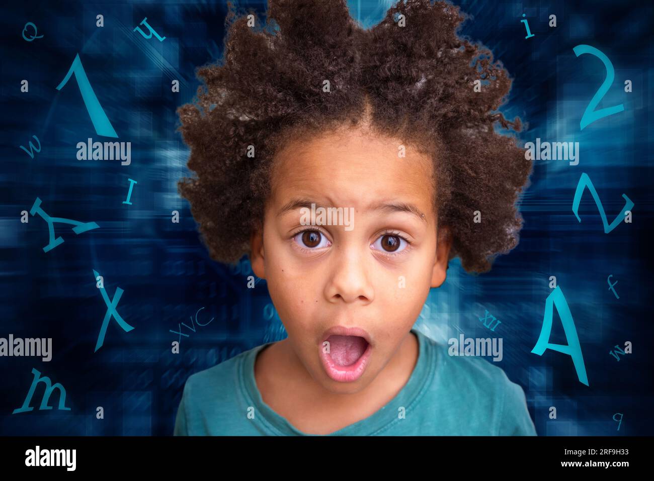 Sorpreso il bambino in età prescolare di fronte allo sfondo della tecnologia blu con lettere e numeri volanti intorno a lui, concetto scolastico per bambini Foto Stock