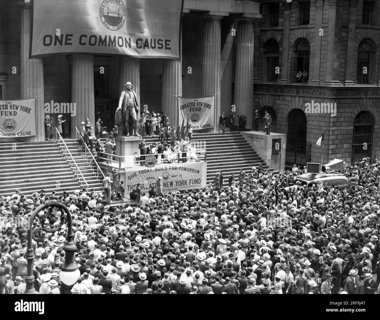 New York, New York: c. 1938 Una raccolta fondi per "One Common cause", per l'area della grande New York. Johny Weismuller e Benny Goodman sono apparsi sul palco. Foto Stock