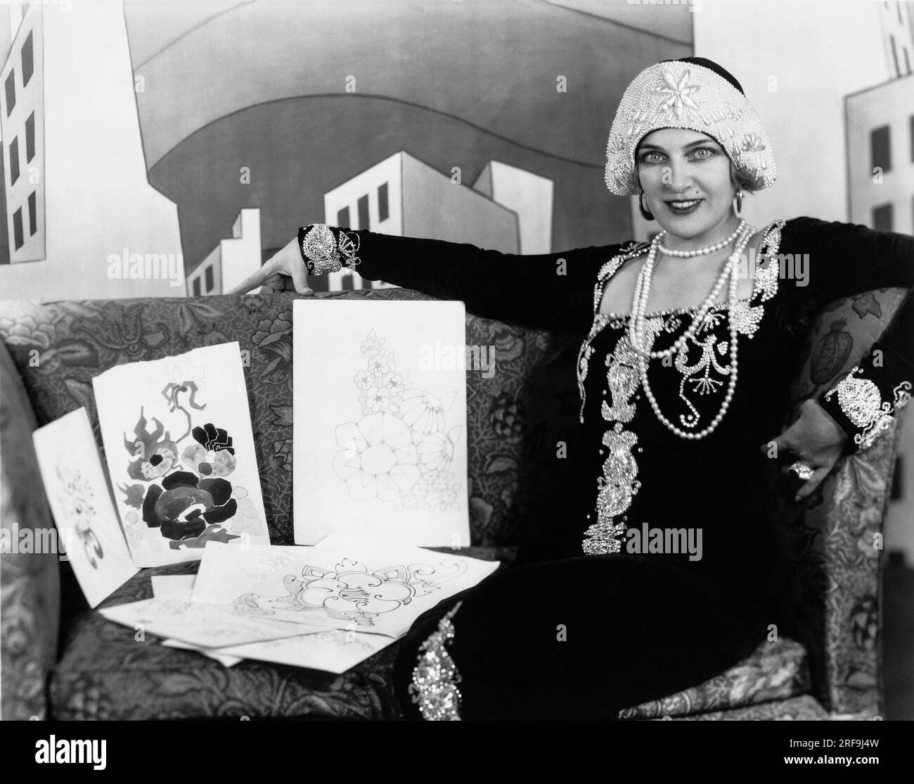 Hollywood, California: c. 1929 la star russa del cinema Olga Baclanova mostra alcuni dei suoi famosi disegni che crea per pareti, scialli, sfondi ed effetti scenici. Foto Stock