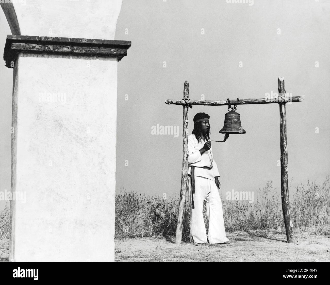 California: 1930 circa i padres insegnarono ai nativi americani a fare i mattoni di adobe usati nella costruzione delle missioni. Dopo aver completato la costruzione della struttura della missione, le pareti e gli archi finiti sono stati intonacati con fango di adobe e imbiancati con calce per proteggerli dalle intemperie Foto Stock