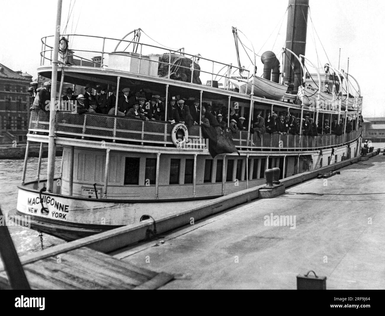 New York, New York: 21 agosto 1923 immigrati che arrivano a Ellis Island a bordo del tender Machigonne. Foto Stock