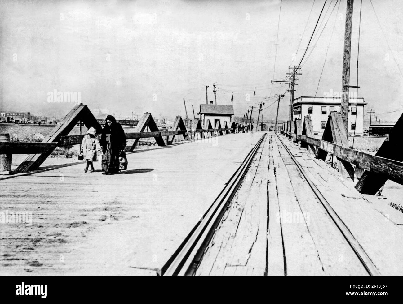 El Paso, Texas. 26 gennaio 1914 il famoso ponte tra El Paso negli Stati Uniti e Juarez in Messico, sul quale centinaia di rifugiati messicani sono fuggiti nel tranquillo suolo del nostro paese. Foto Stock