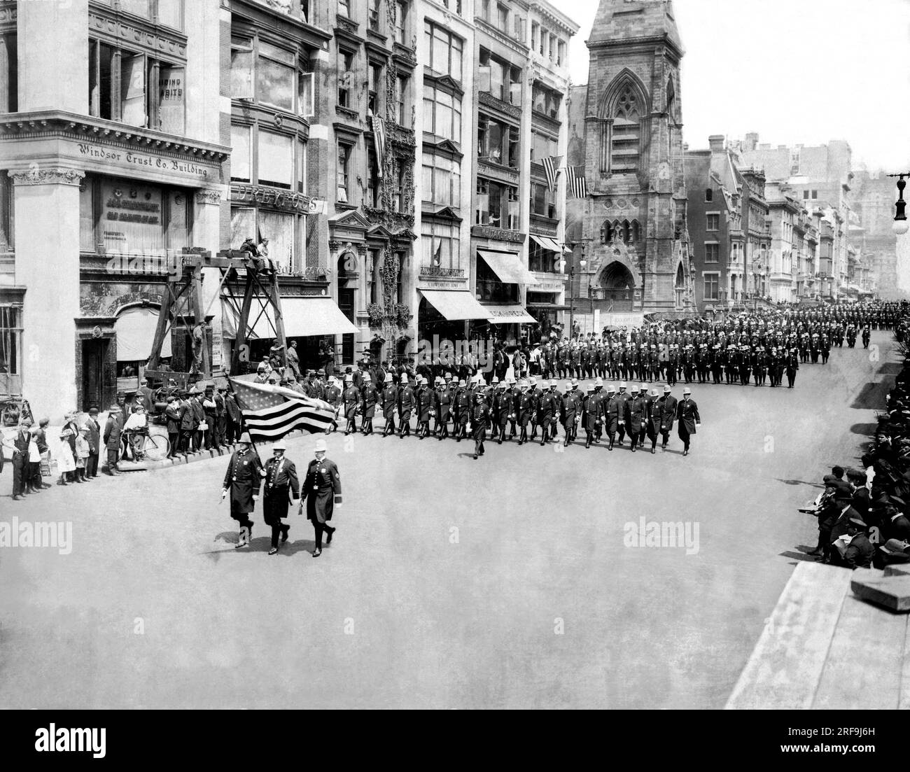 New York, New York: 1911 membri del dipartimento di polizia di New York in marcia. Foto Stock